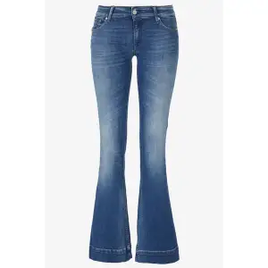 Ett par lågmidjade jeans som tyvärr blivit för små på mig. De är lite slitna i botten (se bild). Från Replay och är i storlek W28. Innerbenslängd: 78cm, Ytterbenslängd: 104cm , Höft: 78cm.