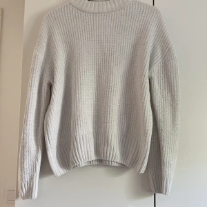 Tjocktröja - En vit supermysig tjocktröja i väldigt mjukt matrial. Är lite avskavt på högra axlen där bak (se bild) 