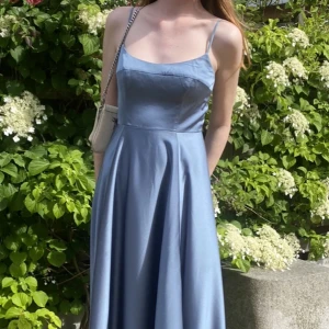 Balklänning  - Superfin, gråblå lång klänning med ett underbart fall.  