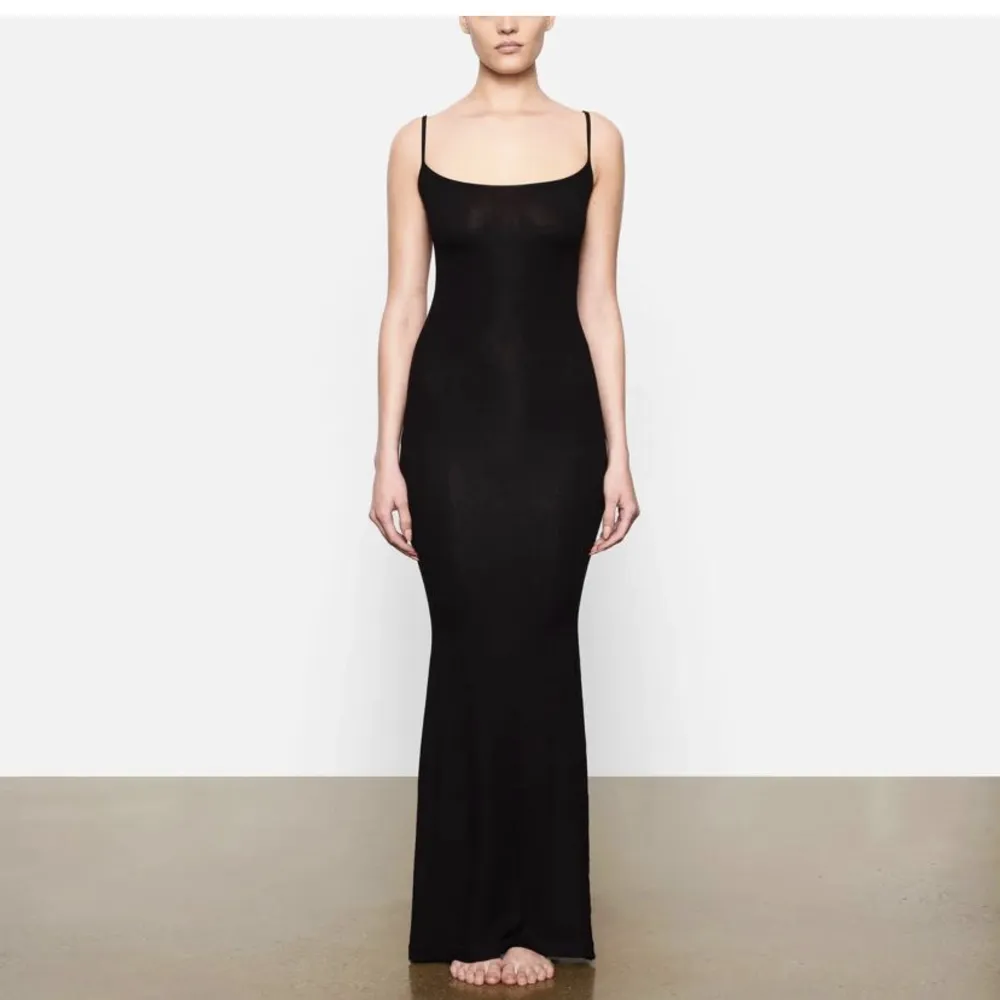 Säljer en svart långklänning som är väldigt lik den från skims. Bild 3 är klänningen jag säljer fast i en annan färg. Helt ny med lapp kvar. Skriv privat vid mer frågor💋(säljer en svart). Klänningar.