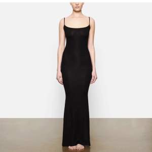 Säljer en svart långklänning som är väldigt lik den från skims. Bild 3 är klänningen jag säljer fast i en annan färg. Helt ny med lapp kvar. Skriv privat vid mer frågor💋(säljer en svart)