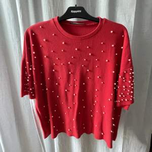 Jättefin röd tröja med pärlor 😍 den är knappt använd så den är som ny! 🤎Det står inte vad det är för storleken, men skulle tro det är en M!