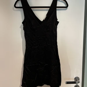 Klänning  - Snygg klänning i satin. Den är lagom kort på mig som är 160. Skriv om du har några frågor!🫧💛