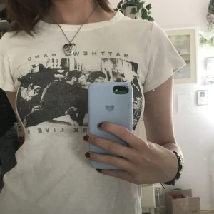 T-shirt med tryck - T-shirt med tryck från brandy melville!  inga tecken på användning, säljer då jag inte använder längre.  tryck på köp nu!