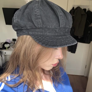 Svart hatt - Säljer den här snygga, svarta hatten, lite lik den andra hatten jag säljer. Bra skick. Säljer då jag inte använder den💞