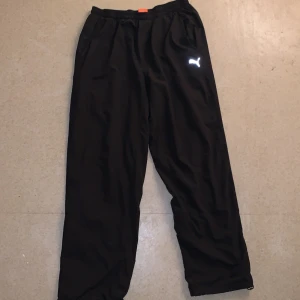 Puma träningsbyxor  - Använda men inga defekter eller hål aningen smutsiga på bilden men tvättar innan försäljning, dom är tunna andas bra och sitter ganska löst, är 193 o dom passar mig perfekt 