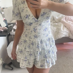 Zara klänning  - Funderar på att sälja min zara klänning, säljer endast vid bra bud då den inte går att köpa längre! Skriv för fler bilder eller frågor😊