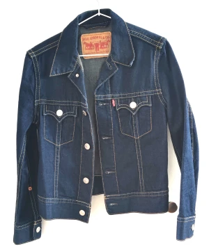 Lewis Jeansjacka helt ny - En oanvänd jeansjacka från Lewis