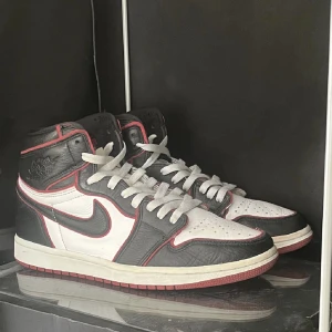Jordan 1 high bloodline - 💥Jordan 1 high bloodline 💥🦋Bra skick 🦋🍀Storlek 41🍀☀️Skickar gärna fler bilder eller svarar på frågor ☀️📦Kan fraktas eller mötas upp i Stockholm 📦🌸Pris kan diskuteras vid snabb affär 🌸
