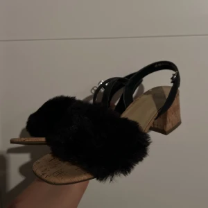 Klackar - Så söta klackar med fluff!🖤Använda endast 2 gånger!