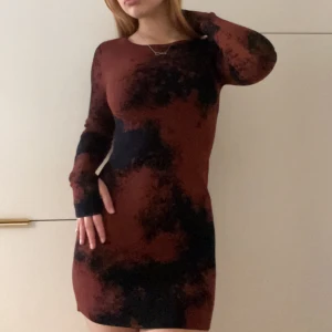  Weekday Klänning - Weekday klänning❤️ Den är helt slut på Weekday, och riktiga priset är 600 kr.  Den är helt ny, har aldrig använt den, bara provat. Jag älskar den men det är synd att den bara ligger i min garderob..:    Jätteskön material och fina färger🫶🏼