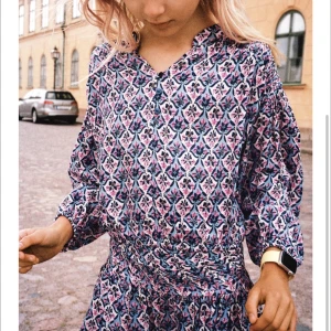 Blus zara  - Säljer denhär blusen från zara som är från barnavdelningen men passar mig som har storlek xs/s. Den är enbart testad 