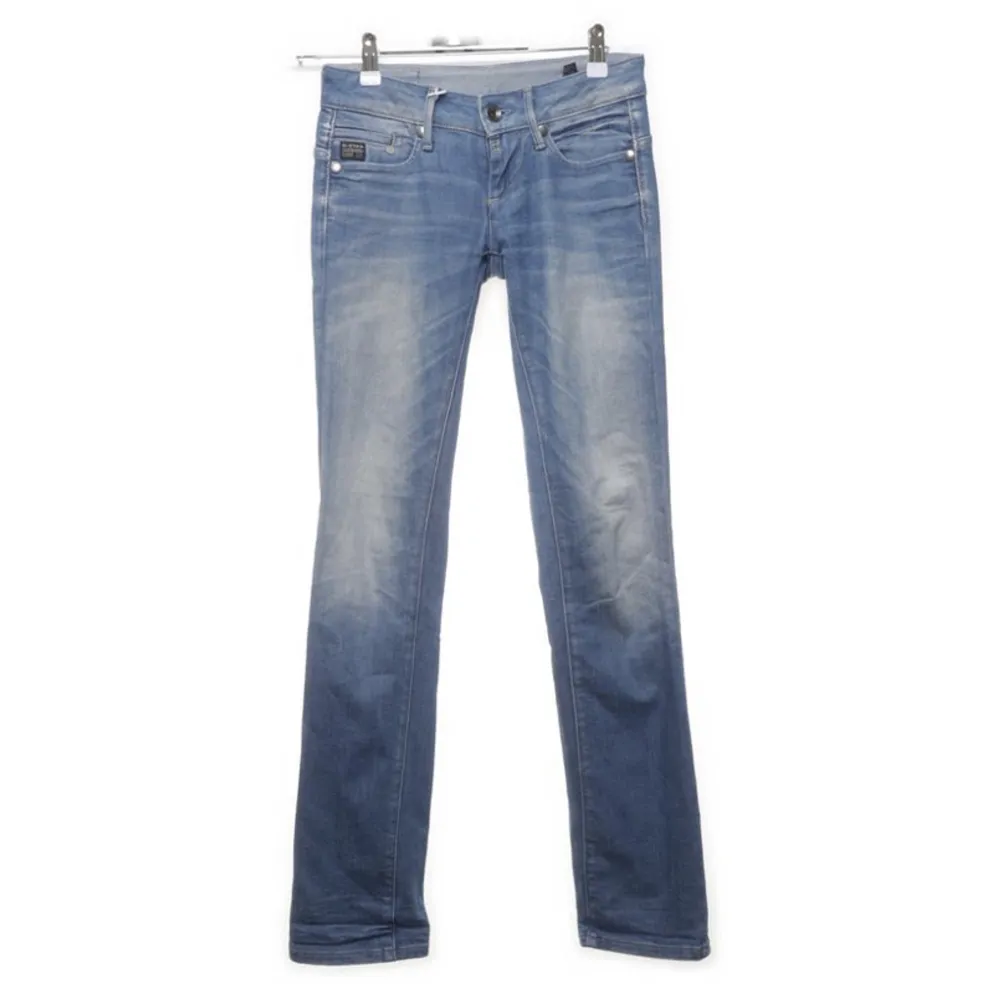 Säljer dessa lågmidjade jeans från G-Star Raw. Köpta från Sellpy där det står att dem är storlek M men säljer då dem är för små för mig, så skulle nog säga att dem passar XS-S💗  För mer info/bilder kom privat!  Innerbenslängd: 84 cm  Midjemått: 74 cm. Jeans & Byxor.