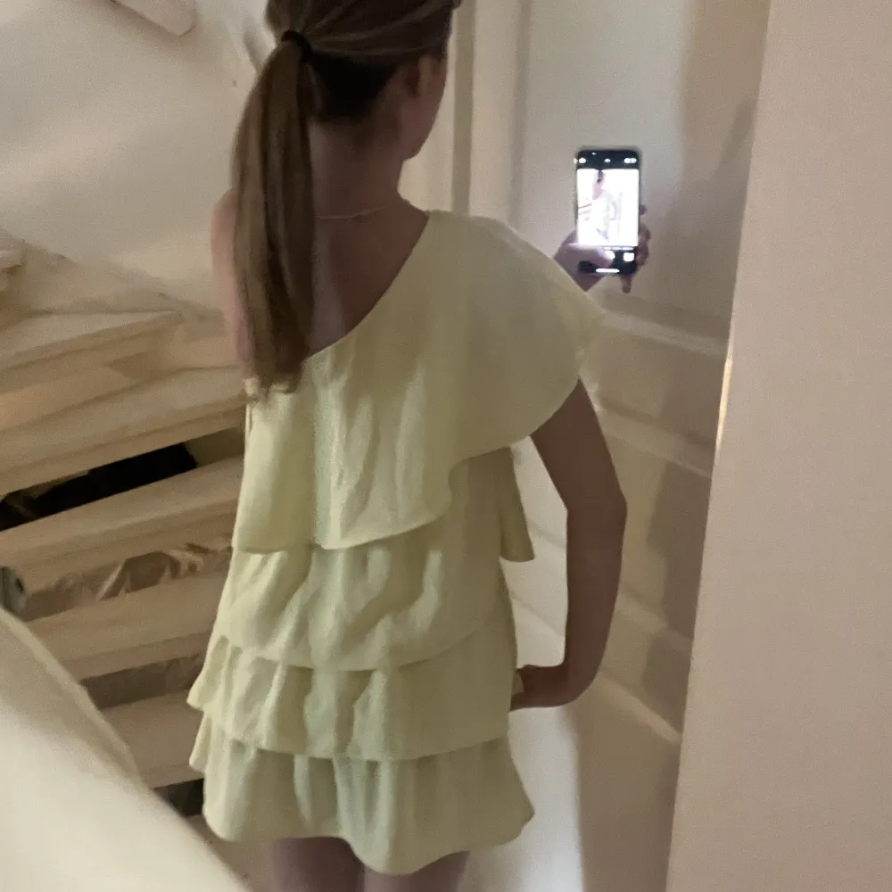 Intressekoll på denna klänning från zara(det är mina bilder)💞stolek S. Klänningar.