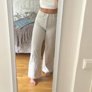 Grå Jeans - Långa jeans ifrån Gina tricot! Knappt använda, jag e 169 så längden passar för folk som är runt 165-170cm☺️de är väldigt ljus gråa, mitt linne på bilderna är vitt så man kan jämföra med det för att den färgen❤️
