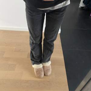 Säljer dessa mörk grå zara jeans i storlek 36. 💓💓 Är 166 cm lång. Kan mötas upp i Stockholm annars står köparen för frakten. 