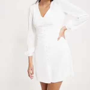 Stl: 42  Färg: vit  Pris: 300 + frakt  Det är en vit klänning som är helt ny och aldrig använd med lapparna kvar på klänningen.  