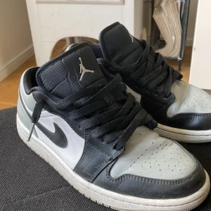 Jordan 1 low  - Jag säljer ett par Jordan 1 low shadow toe. Ganska creesade men annars bra skick. 7/10. Köpta för 2200 men går nu för 2700 upp till 3lax. Priset kan diskuteras 