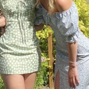 Somrig klänning🌸 - Säljer denna superfina gröna klänningen med vita blommor. Bilden är lånad men kom privat för fler bilder!💘🌸💐