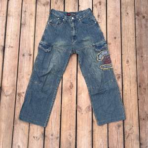 Feta jeans med fickor på sidorna och en snygg patch  Midjemått 35cm nnerbens längd 64cm Ytterbens längd 90cm