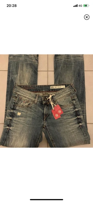 low waist jeans - Ett par lågmidjade tommy hilfiger jeans som är helt oanvända och därför är i väldigt bra skick! pris går självklart att diskutera ❤️