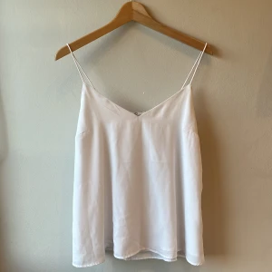 Vit topp - Vit topp/linne från Cubus i storlek S. Skriv om du har frågor. Köparen står för frakt, kan även mötas upp