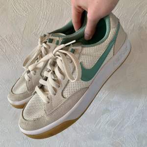 Snygga Nike SB sneakers i storlek 39, knappt använda. Dom har en benvit färg med en snygg grön färg till nikeloggan💚🤍. Funkar utmärkt som skatesko.🛹👟✨✨   Du står för frakten🫶      