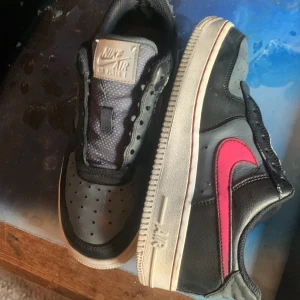 Air forces  - Bra skickik inga sko snören men kan fixa det om någon vill köpa 