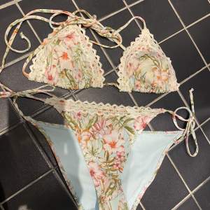 Blommig bikini med spets detaljer, 36 på båda delar 