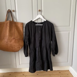 Svart klänning - Säljer min favvo klänning från zara pga förliten❤️hyfsat tunt material och passar perfekt till sommaren!