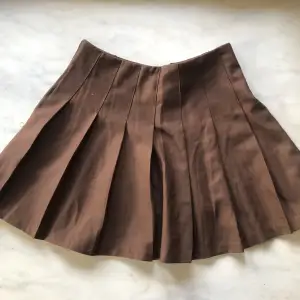 Söt brun kort kjol i storlek 34 från H&M. Jätte fint skick och knappt använd :)