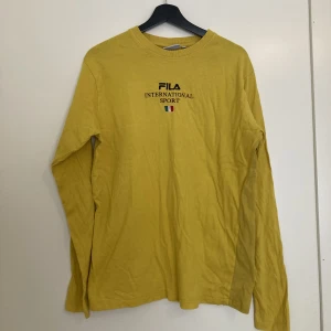 Vintage fila tröja  - Riktig skön tröja från Fila! Den har ingen direkt defekter, men den är lite nopprig (bild 3). Det är också skillnad på färgen på fram- och baksidan, osäker om det är meningen eller om det är pga solblekning (bild 3). Osäker på om det är herr eller dam. 