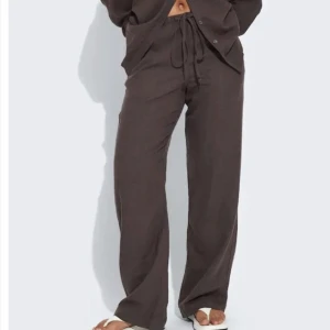 Linnebyxor - Säljer dessa linnebyxor från bikbok, mycket bra skick och använda fåtal gånger🫶🏽kontakta för fler bilder!