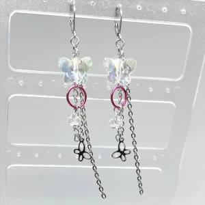 Handgjorda örhängen - fjärilar - 🦋✨Handgjorda örhängen, allt material inkl. hooks i rostfritt stål (förutom de små färgade ringarna)  frakt med frimärke - 15kr eller plicks spårbara frakt via köp nu ⭐️