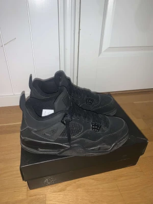 Jordan 4 black kats - Lite smutsiga, bra kondition inga skador vill sälja snabbt använder knappt längre vid frågor är det bara skriva såklart .dom äkta och man får med låda .