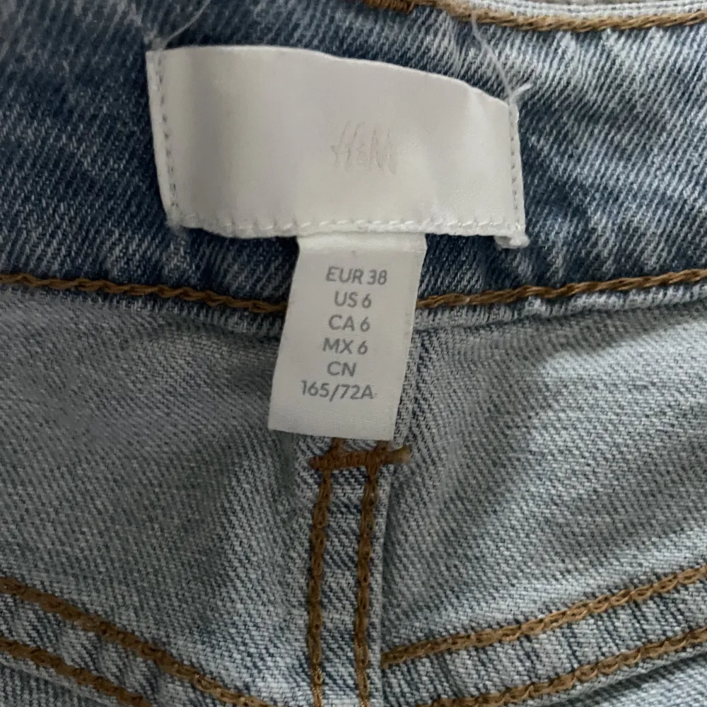 Jeansshorts från h&m. Lite oversized så kan användas både som midwaist och lowwaist. Något stora för mig och därför säljer jag dem.. Jeans & Byxor.