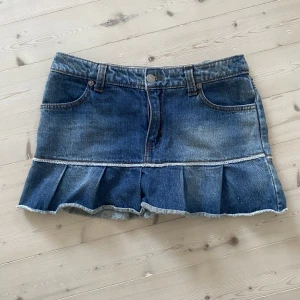 Jeanskjol - Jättesnygg jeanskjol med volang. Säljs pga för liten (de står i kjolen att de är M men jag skulle säga att de är en xs/ksk s). Midjemått  ca 37 och längd ca 28 cm