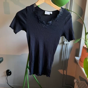 Tröja med spets Only M - Hej💕 säljer denna spets top från Only i storlek L men den passar nästan alla storlekar💕 jag har vanligtvis S/ M och den passar mig 