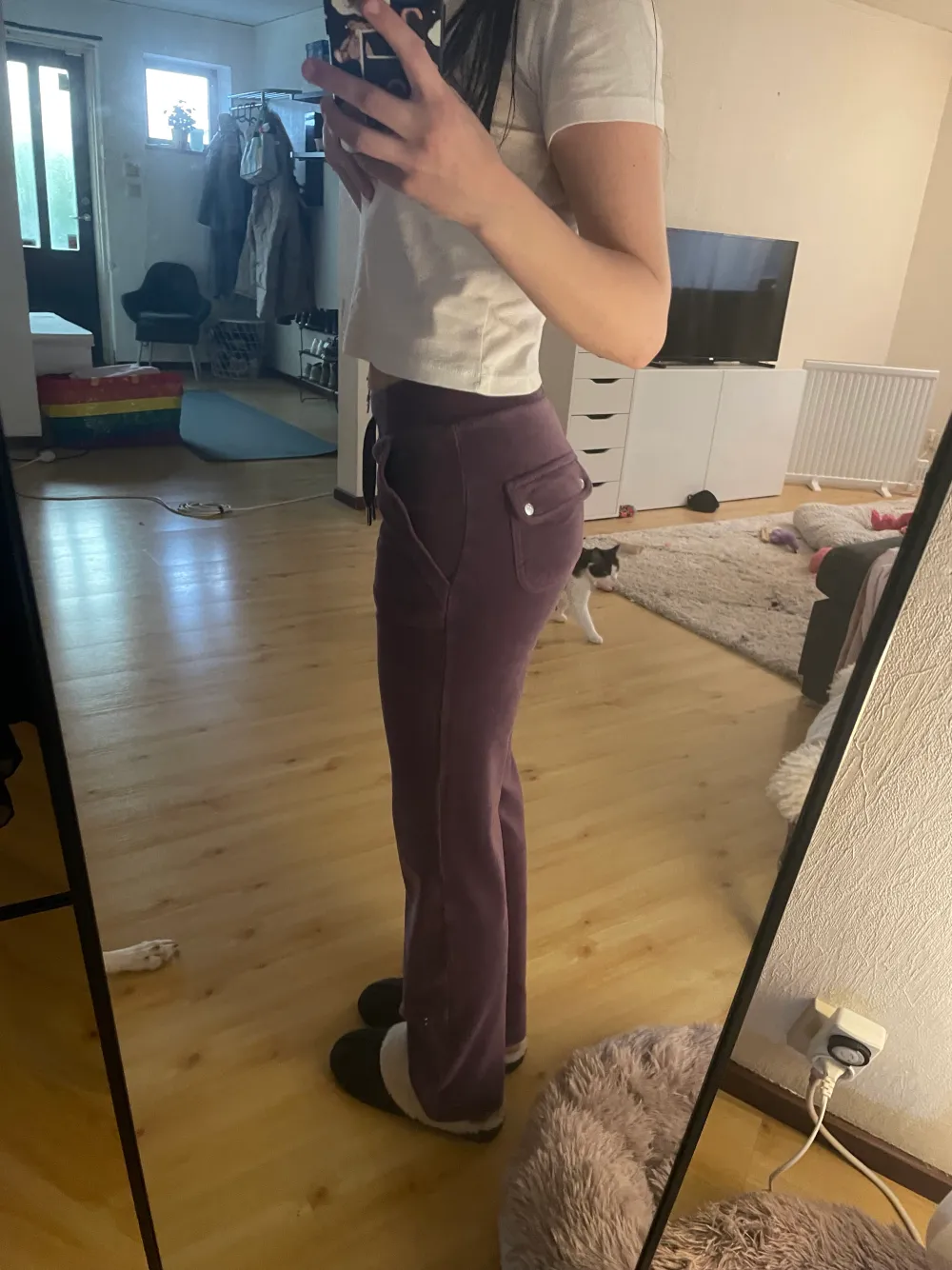 Lila juicy byxor, äkta, väldigt fint skick. Inte slitna eller liknande, färg som inte längre finns att köpa.. Jeans & Byxor.