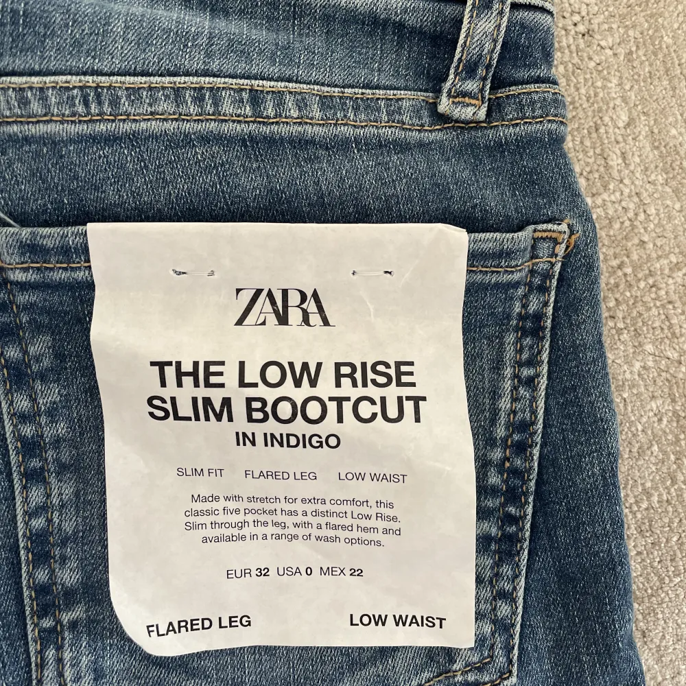 Säljer dessa low waist bootcut jeans från zara i storlek 32  pågrund av att jag inte han lämna tillbaka dom för att dom inte passade i storleken,  Dom är aldrig använda och lappen sitter kvar. Frakten igår int  Hör av er vid intresse  eller andra frågor  . Jeans & Byxor.