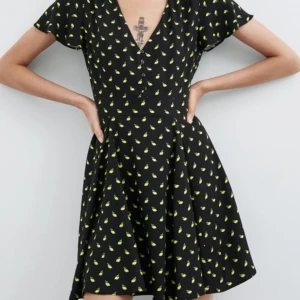 Zara klänning  - Söt klänning med citroner från zara. Använd 1 gång och i storlek S. Mycket bra skick. 