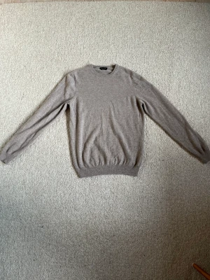 Kashmir pullover Massimo Dutti - Säljer min sparsamt använda Kashmir tröja från Massimo Dutti.   Storlek M 