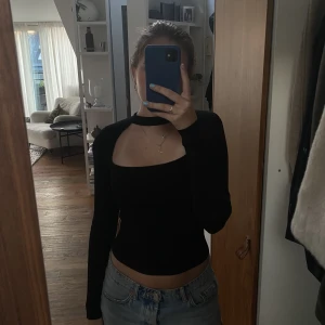 Zara chocker topp - Säljer samma topp som innan men istället i färgen svart, storlek S💓 Denna tröjan är använd få gånger jämfört med den andra, därav pris skillnad.