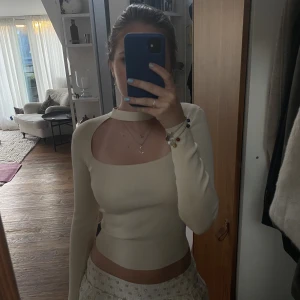 Zara chocker topp - Säljer denna zara topp, som används ett fåtal gånger. Toppen har storlek S, och sitter så fint på🙏🏽 Säljer för bra pris så passa på!! (Säljer likadan topp i färgen svart)