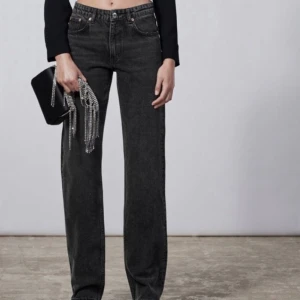 Zara jeans  - Raka mid waist jeans från zara som ej kommer till användning. Fint skick och i storlek 38. Fraktar endast ❤️
