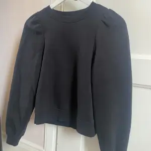 Super fin svart puff ärmad tröja i svart som är bra i skick! Denna tröja har bara används 2 gånger, jag säljer den för det inte riktigt är min stil längre.💓