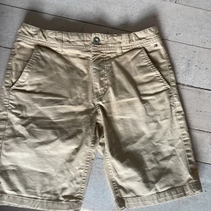 Shorts  - Shorts som inte passar längre köpta för ca 2-3 år sedan och då värda 1100kr. Bra skick och inga skador.