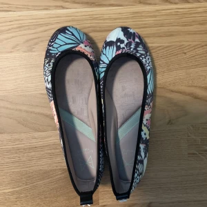 Skor - Säljer ett par skor ifrån Butterfly Twists i storlek 37. Använd en gång så i väldigt fint skick.