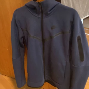 Nike tech fleece - Storlek S. Det enda felet med den är att bandet till dragkedjan på armen har gått av (och hittar inte den), annars bra skick. Köpt för ca 2 år sedan