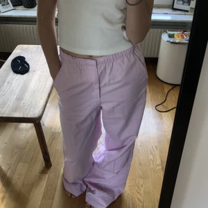 Somriga rosa byxor  - Säljer dessa super snygga rosa byxor i nyskick som aldrig använts och är tyvärr för långa för mig💕 Passar bättre på någon som är 165-170, de är även lite baggy 